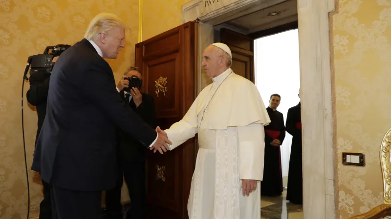 Bez úsměvu. František přijal Trumpa s vážnou tváří