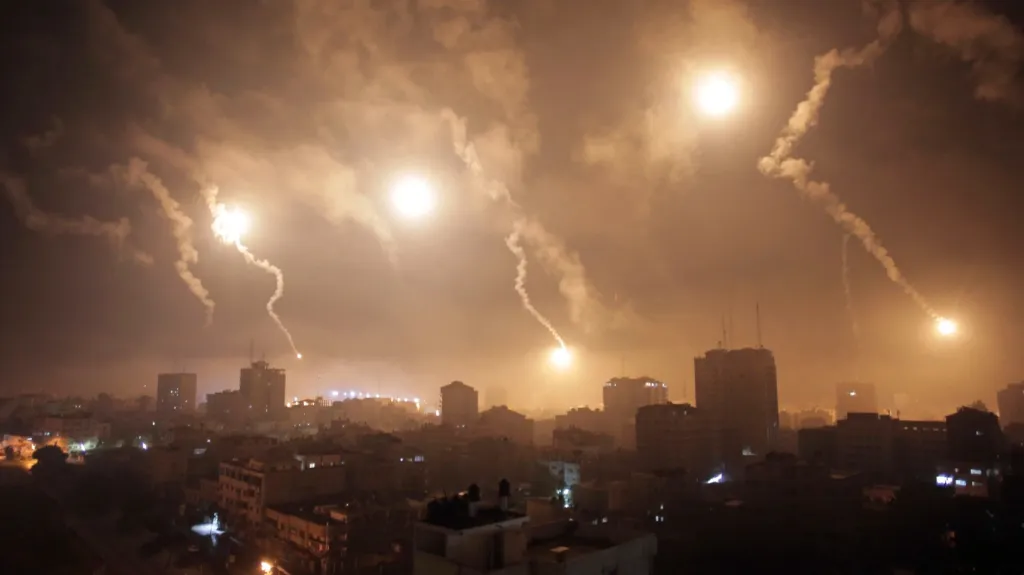 Světlice nad palestinským městem