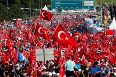 Jsme jednotní, hřměl mnohatisícový dav v Istanbulu rok od snahy o sesazení Erdogana