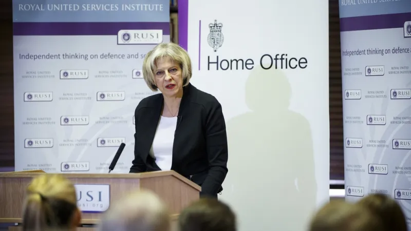 Ministryně vnitra Theresa May odpovídá novinářům