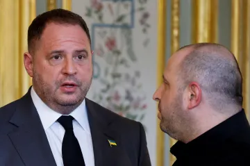 Ukrajina je oddaná mírovému úsilí USA, řekl Jermak po jednání v Londýně