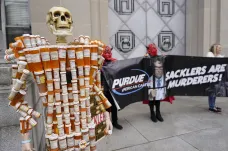 Soud zamítl dohodu chránící firmu Purdue Pharma před žalobami