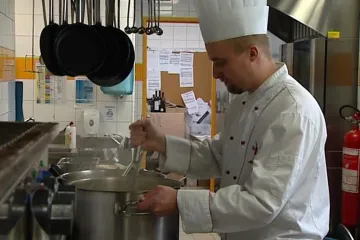 Za štědrovečerní večeří míří stále více lidí do restaurací, chtějí si ušetřit starosti