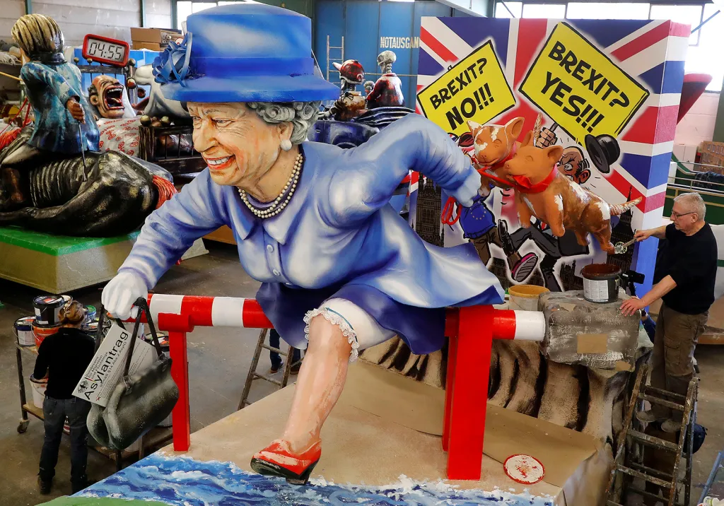 Figurína z papírové kaše zobrazuje královnu Alžbětu II., jak utíká z Británie žádat o azyl v Evropské unii. Snímek pochází z příprav na festival v německém městě Mainz