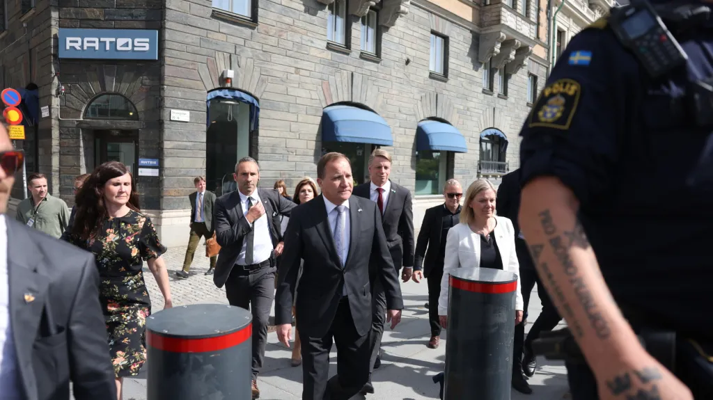 Švédský premiér Stefan Löfven (uprostřed) před hlasováním