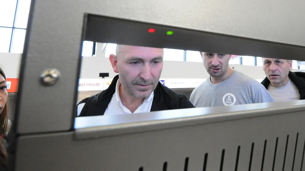 Protože byla dakarská skupina početná, bylo zapotřebí „čekovat“ u automatu...