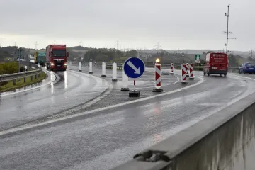 Otrokovicím bude radno se o prázdninách vyhnout. Kvůli uzavřenému sjezdu z dálnice