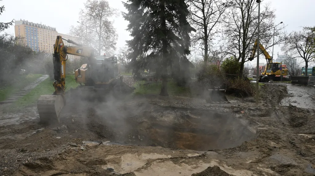 Oprava prasklého teplovodního potrubí v pražské Krči