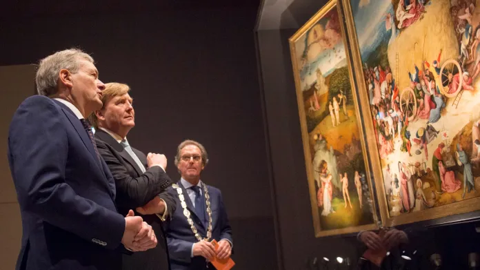 Na otevření výstavy dorazil i král Willem-Alexander (uprostřed).