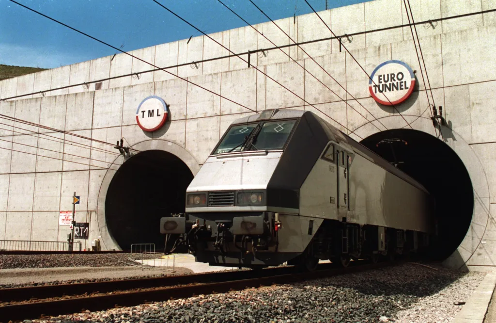 Vlak "Le Shuttle" vyjíždí z tunelu pod kanálem La Manche na francouzské straně tunelu v Sangatte 28. dubna 1994, během testů před slavnostním otevřením 6. května 1994