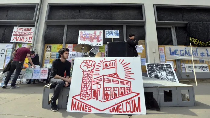 Symbolická okupace výstavní síně Mánes iniciativou Mánes umělcům