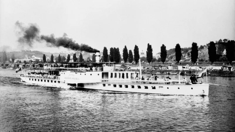 Parník Antonín Švehla (dnes Vyšehrad) v původním provedení včetně střechy nad vyhlídkovou palubou