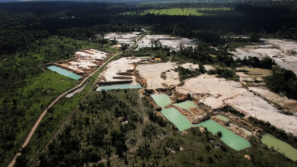Kus amazonského pralesa zmizel poblíž města Castelo dos Sohnos kvůli nelegální těžbě zlata