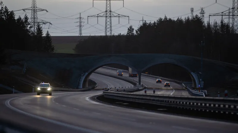 Ekodukt na novém úseku dálnice D3 mezi Ševětínem a Borkem