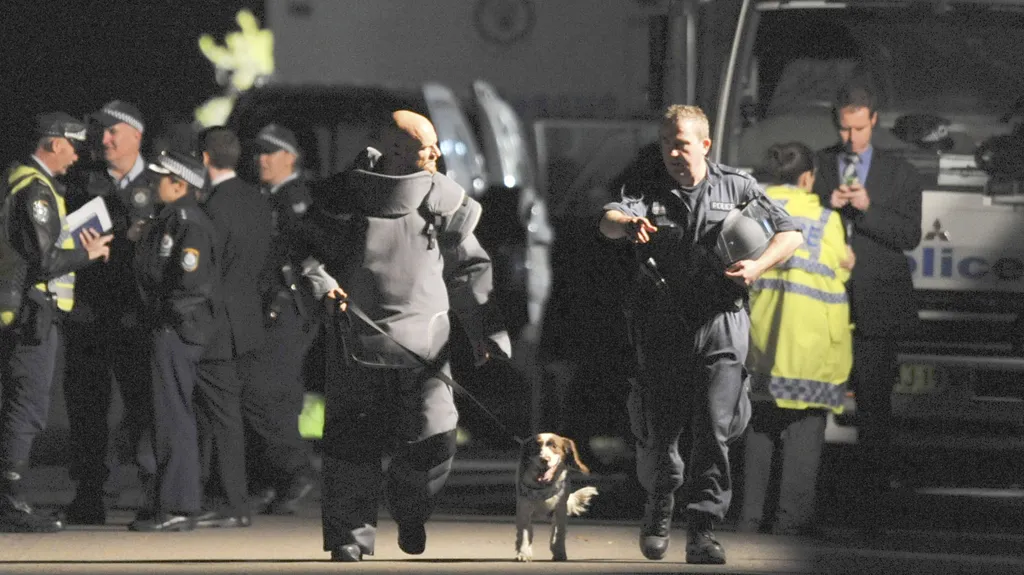 Pyrotechnici odstraňovali údajnou bombu z krku Australanky celkem deset hodin