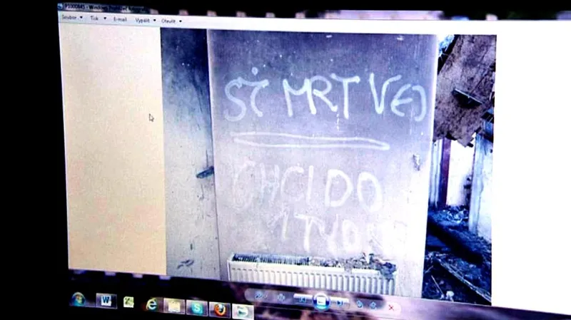 Výhružné nápisy na zdech vypáleného domu