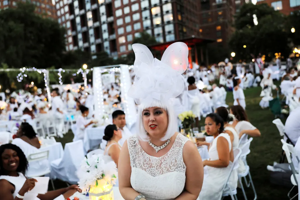 Vypadalo to jako svatba, ale svatba to nebyla. V New Yorku se konala společenská akce „Večeře v bílém“, při které se sešly stovky milovníků dobrého jídla