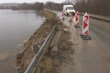 Hladina rybníka v Mrákotíně klesá pomalu. Situaci komplikuje déšť