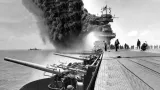 Scéna z paluby zasažené letadlové lodi USS Yorktown poté, co na ni dopadly tři bomby japonského letectva 4. června 1942. V pozadí vlevo křižník USS Astoria.