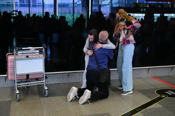 V Praze přistál let Emirates s dalšími Čechy z Dubaje