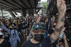 Thajce neodradil zásah policie, dál protestují proti vládě a monarchii