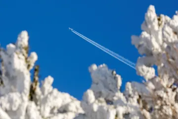 Cílené ochlazování planety je možné a nemusí být nebezpečné. „Zatím to ale nedělejme,“ žádá nová studie