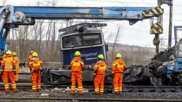Oddělování lokomotiv po srážce dvou vlaků na Teplicku