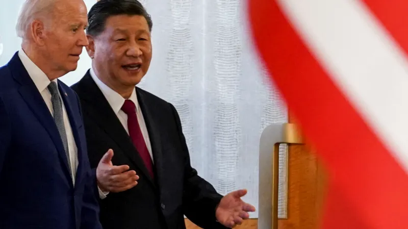 Biden a Si během setkání na Bali