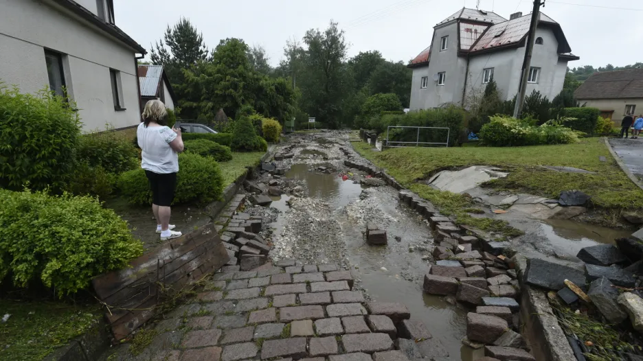 Ulice ve Vápenném Podole na Chrudimsku zaplavila voda z polí a vytrhala dlažbu