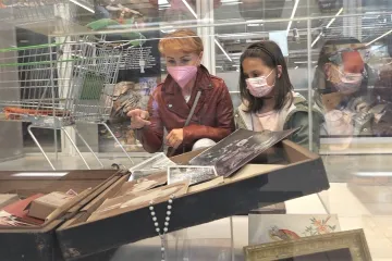 Lidé v izolaci prochází skříně a nachází poklady. Muzejníci je vystavili v supermarketu