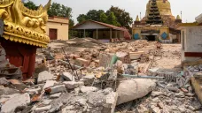 Následky zemětřesení ve městě Mandalaj v Myanmaru