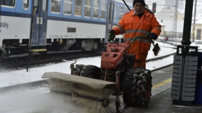 Úklid sněhu z nástupišť na brněnském hlavním nádraží Zdroj: ČTK