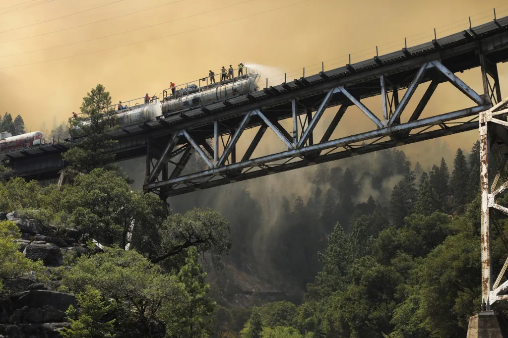 Hasičské železniční vozy zasahovaly v přírodní rezervaci Plumas v severní Kalifornii