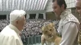 Benedikt XVI. s lvíčetem