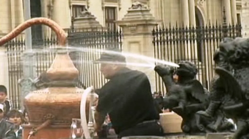 Z kašny v Limě tekla tradiční lihovina pisco