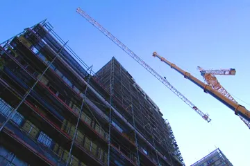 Praha z výšky sto metrů - nejvyšší jeřáb sklonil na Žižkově své rameno