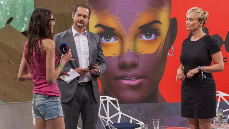 Tomáš Vzorek a Gabriela Lefenda vedou zpravodajský workshop