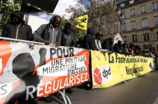 Francouzský Senát projednává imigrační zákon. Má zjednodušit deportace i legalizovat práci některých dělníků