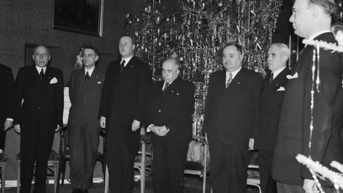 Státní prezident dr. Emil Hácha (uprostřed)