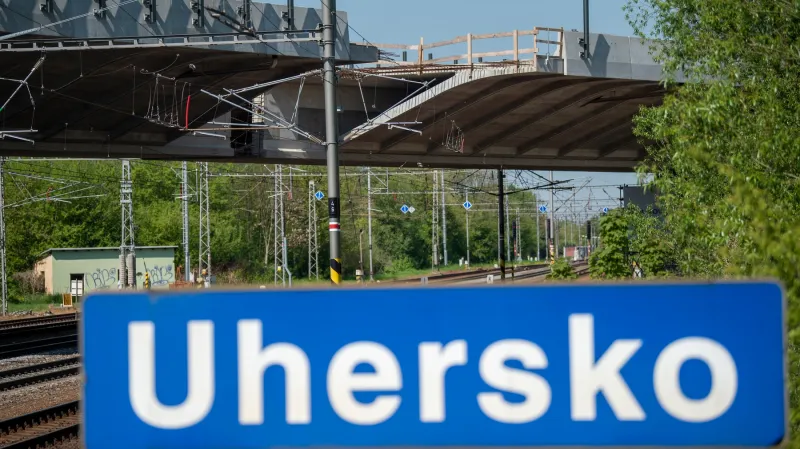 Nevšední součástí nového úseku D35 je most přes železniční koridor v Uhersku. Stavěl se vedle tratě a teprve potom se jeho části otočily a spojily.