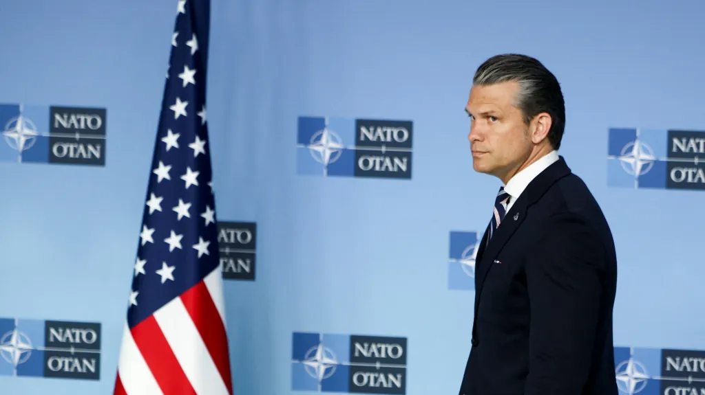Pete Hegseth na zasedání ministrů obrany NATO v Bruselu