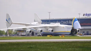 Obr mezi letadly přistál na pražském letišti v 11:11