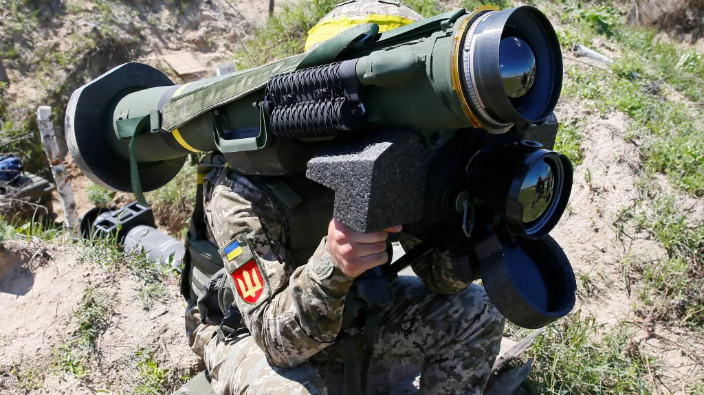 Ukrajinský voják na cvičení s protitankovým systémem Javelin