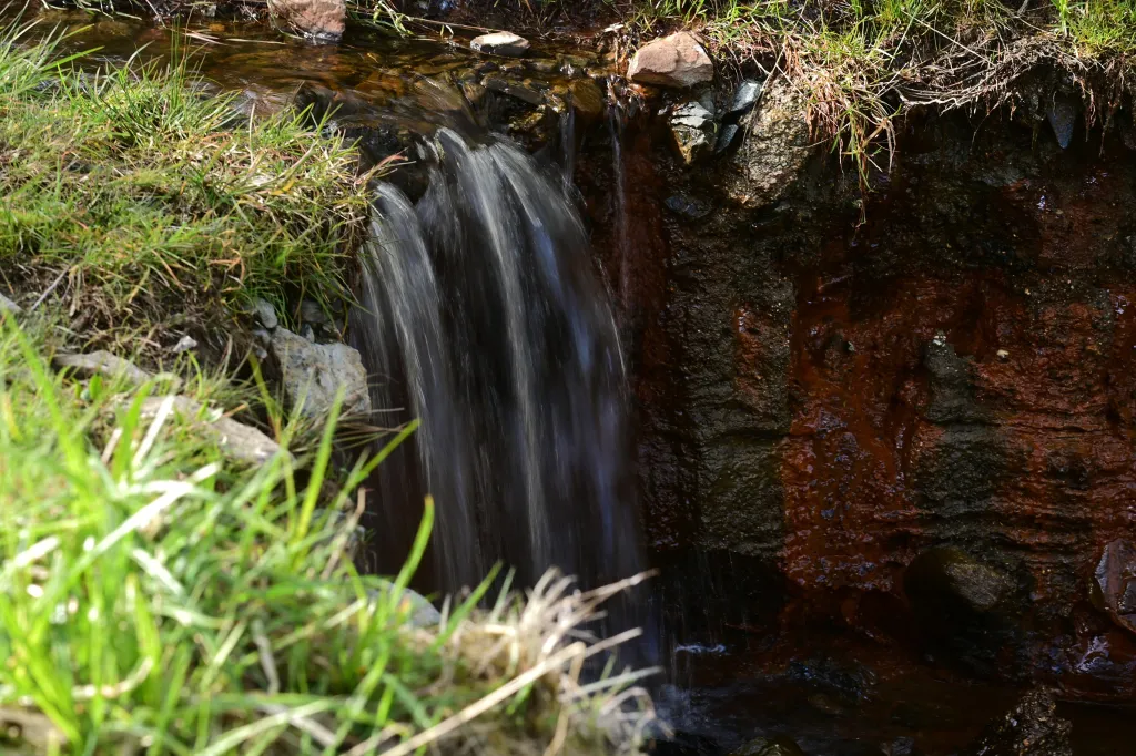 Významnými přítoky řeky Teplá jsou Pramenský, Bečovský, Otročínský a Lomnický potok