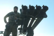 Ukázka improvizace v boji. Na jihu Ukrajiny působí jednotka s raketometem na malém náklaďáku
