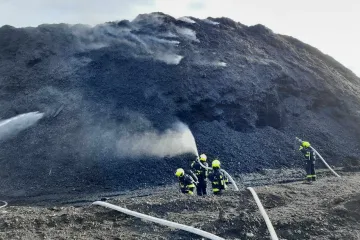 Kvůli požáru na skládce u Litvínova by lidé neměli větrat