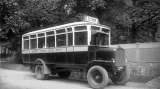 Městské autobusové linky Elektrických podniků hl. m. Prahy, později Městských podniků pražských a Dopravních podniků hl. m. Prahy, byly v letech 1925–1951 označovány písmeny. Na snímku autobus Praga N z roku 1925 linky D z žižkovské vozovny do Malešic.