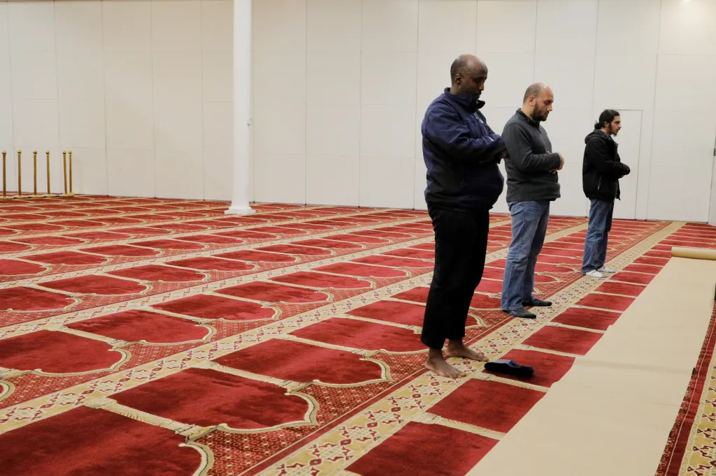 Nová zdravotní pravidla začínají platit po celém světě. Muslimská organizace ve Washingtonu nařídila dodržovat větší rozestupy během modlitby. Mnoho věřících přestalo navštěvovat mešity kvůli obavám z nákazy