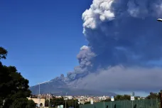 „Slečna Etna předvádí vánoční show.“ Sicilská sopka znovu ukázala sílu