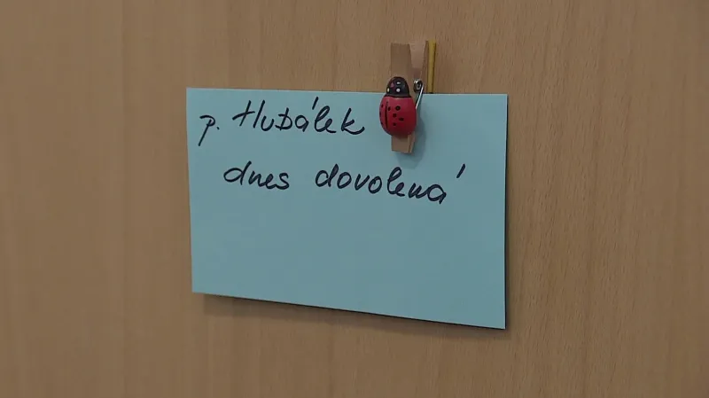 Na dveřích Hubálkovy pracovny je lístek, že má dovolenou